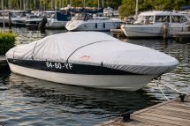 Afdekhoes sportboot in het water